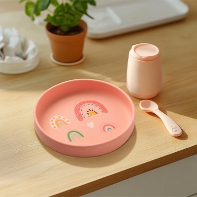 joli design de l'assiette bébé antidérapante arc-en-ciel et coeur rose
