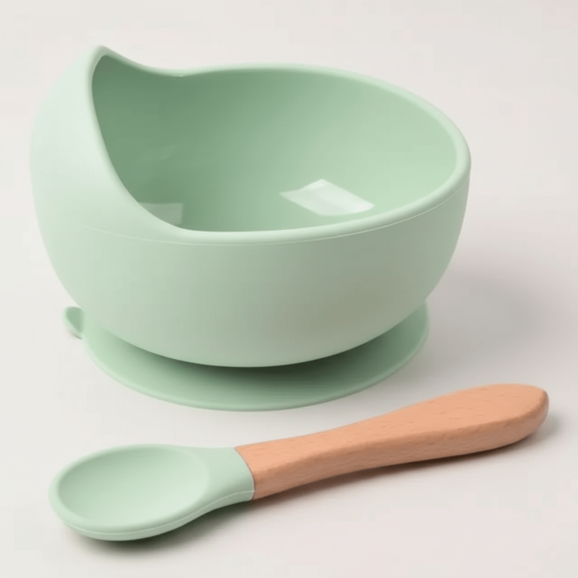 assiette bebe silicone avec ventouse et sa cuillere assortie manche en bois tête en silicone coloris vert