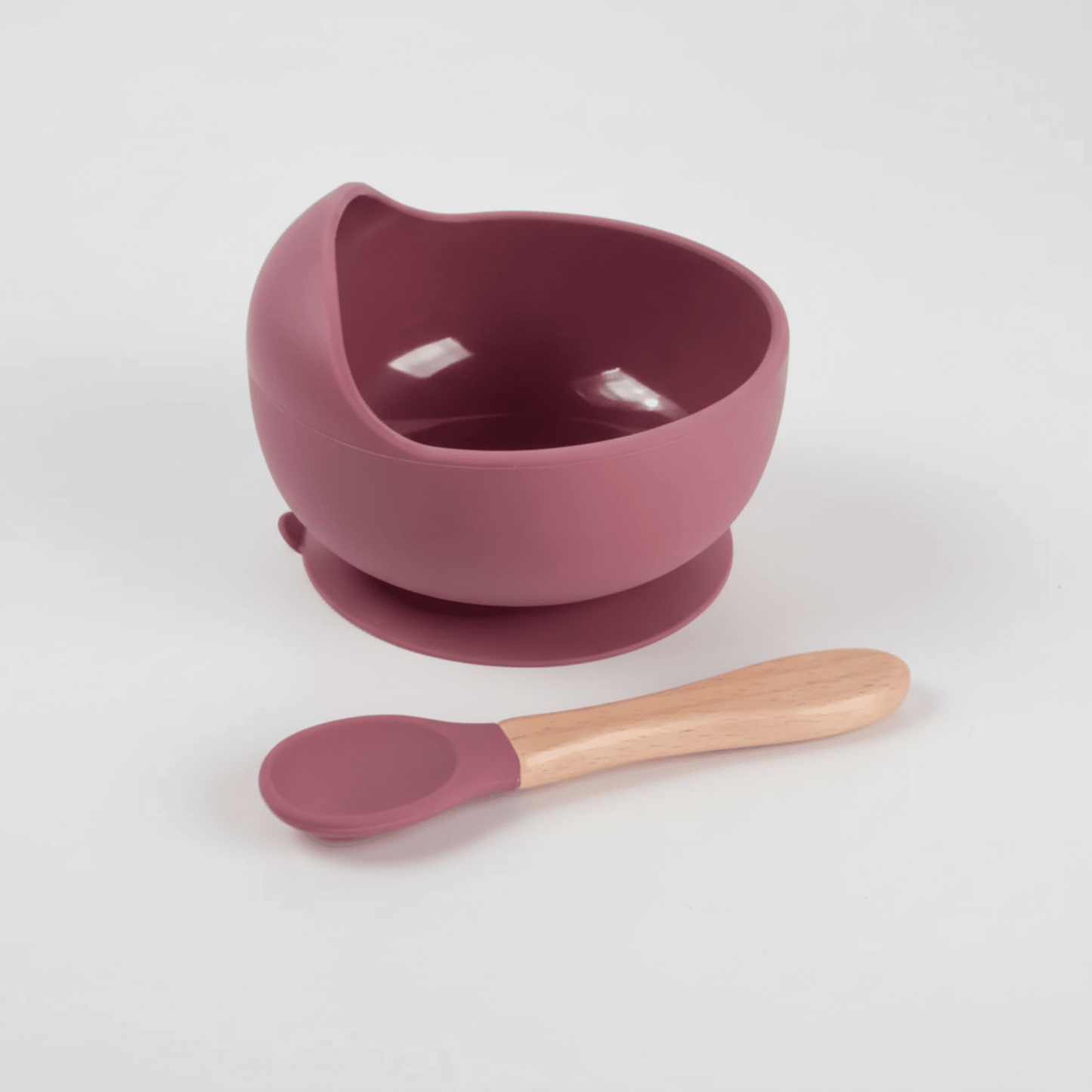 assiette bebe silicone avec ventouse et sa cuillere assortie manche en bois tête en silicone coloris cerise