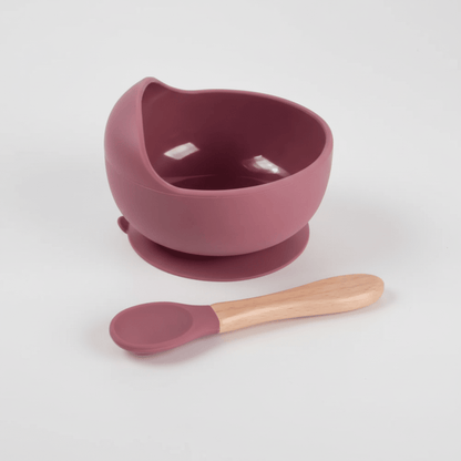 assiette bebe silicone avec ventouse et sa cuillere assortie manche en bois tête en silicone coloris cerise