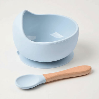 assiette bebe silicone avec ventouse et sa cuillere assortie manche en bois tête en silicone coloris bleu