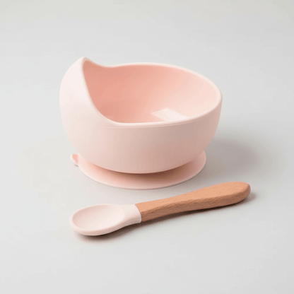 assiette bebe silicone avec ventouse et sa cuillere assortie manche en bois tête en silicone coloris rose