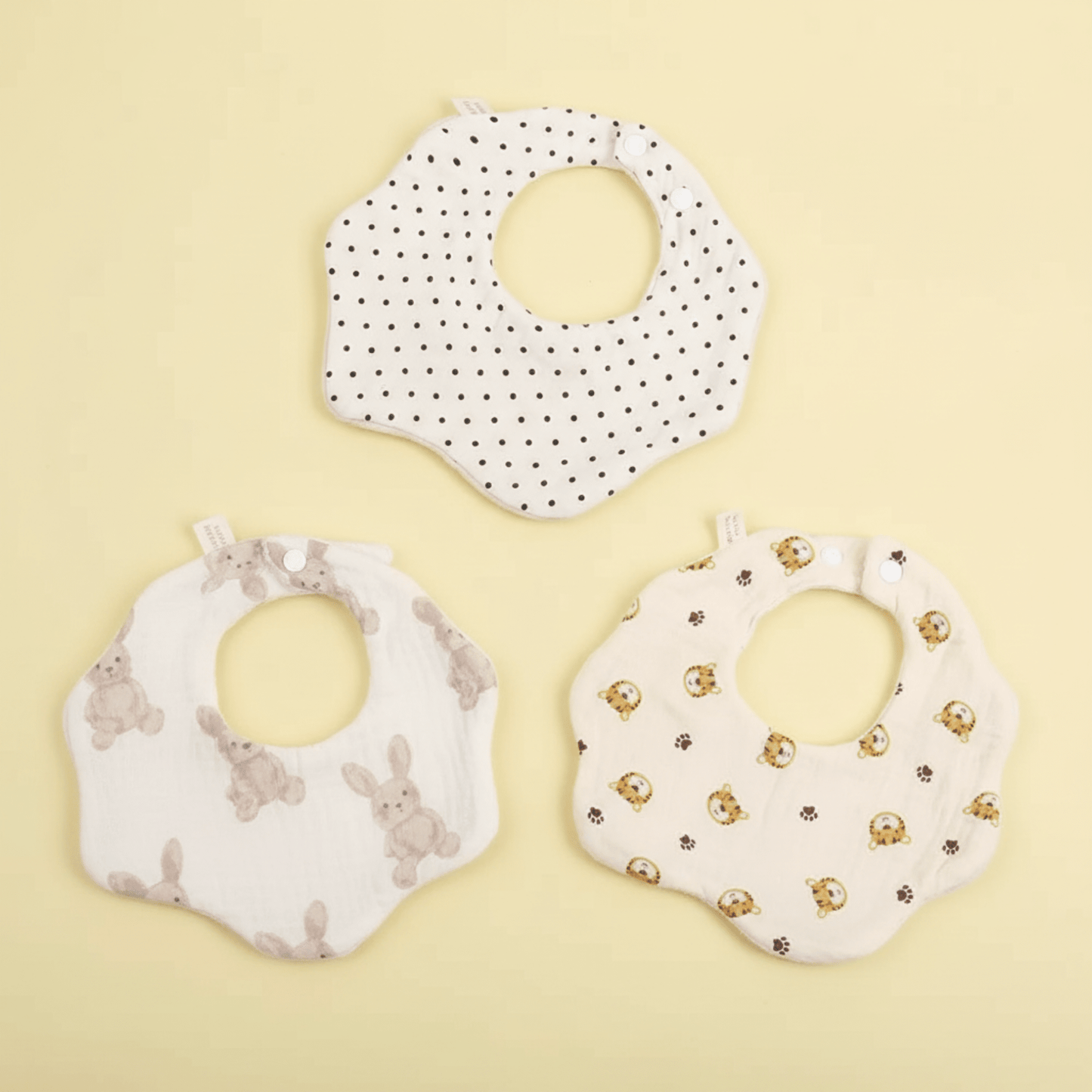 lot de 3 bavoirs bebe forme fleur en coton motifs pois lapins et tigres