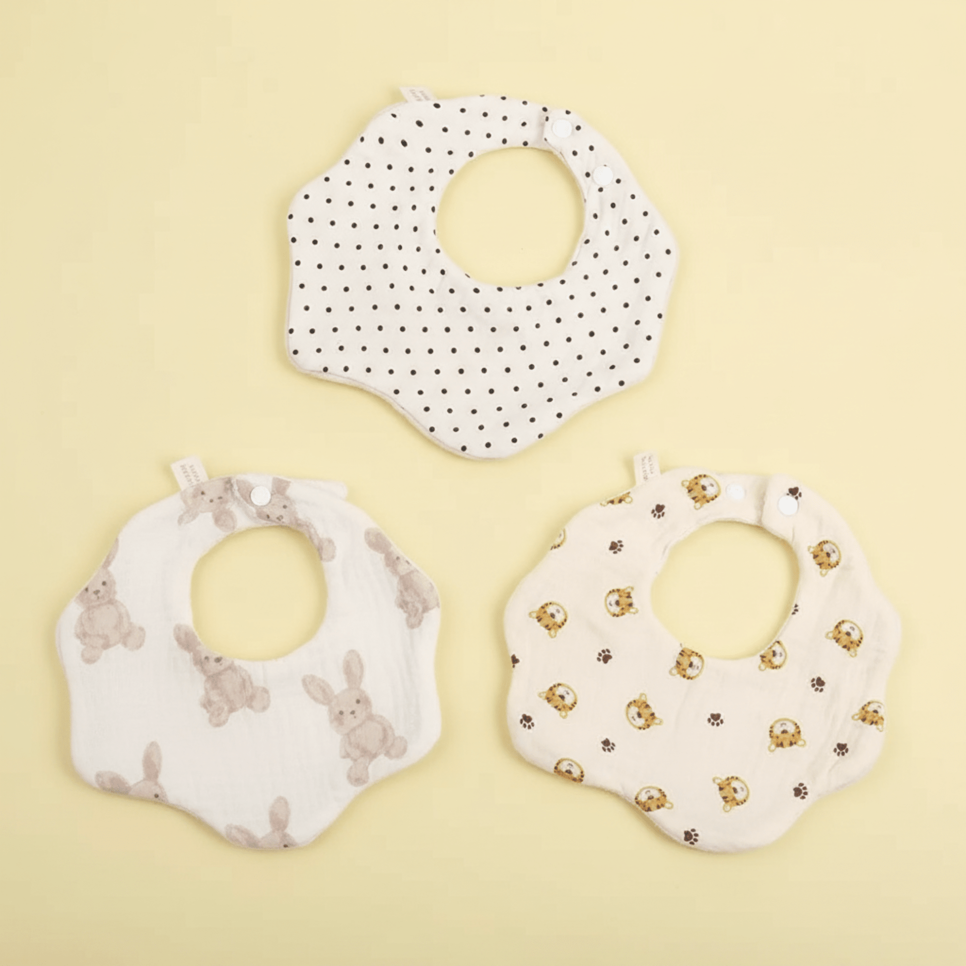 lot de 3 bavoirs bebe forme fleur en coton motifs pois lapins et tigres