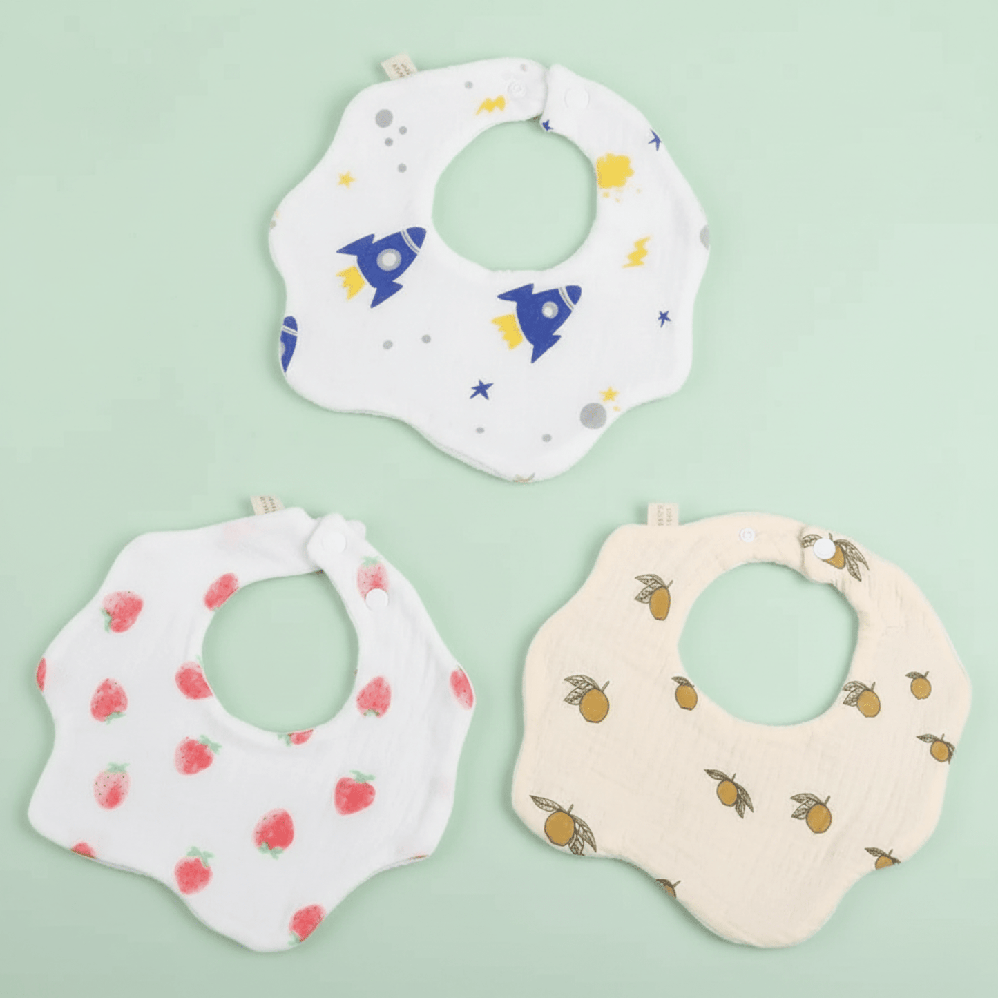 lot de 3 bavoir bebe forme fleur en coton avec motifs fusee fraises et citrons