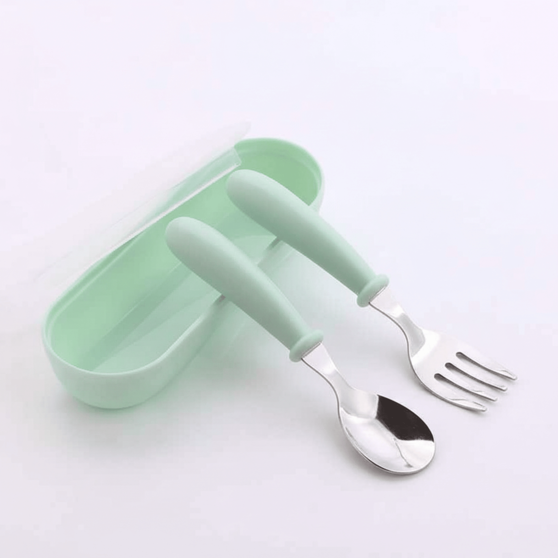 présentation du couvert bébé et sa boîte de rangement assortie coloris vert au couvercle transparent