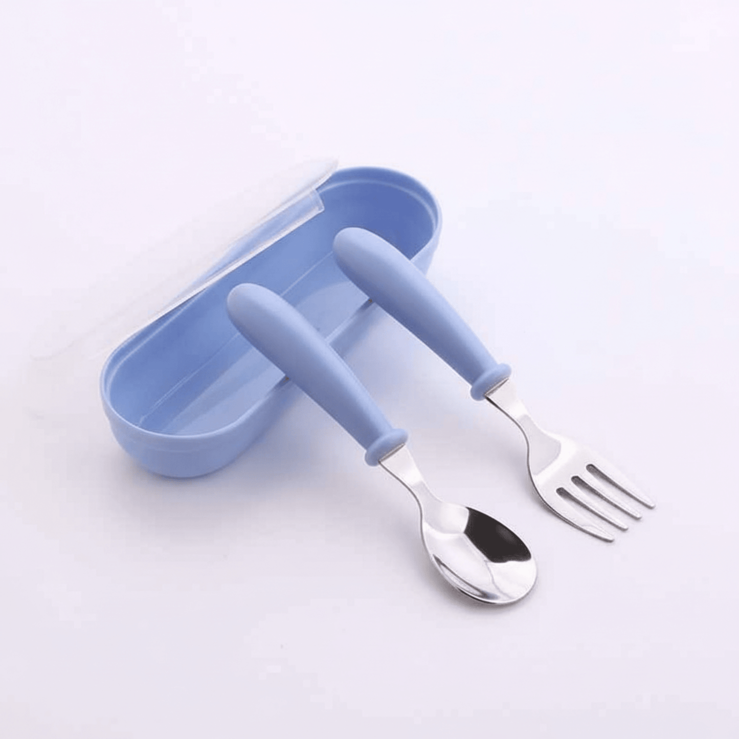 présentation du couvert bébé et sa boîte de rangement assortie coloris bleu au couvercle transparent