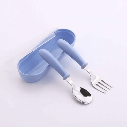 présentation du couvert bébé et sa boîte de rangement assortie coloris bleu au couvercle transparent