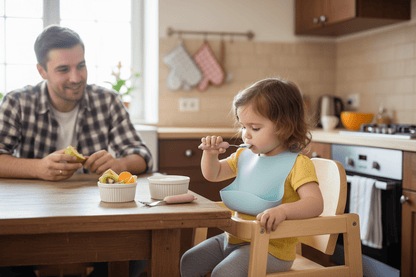 goûter d'une fillette avec son couvert bébé antidérapant rose