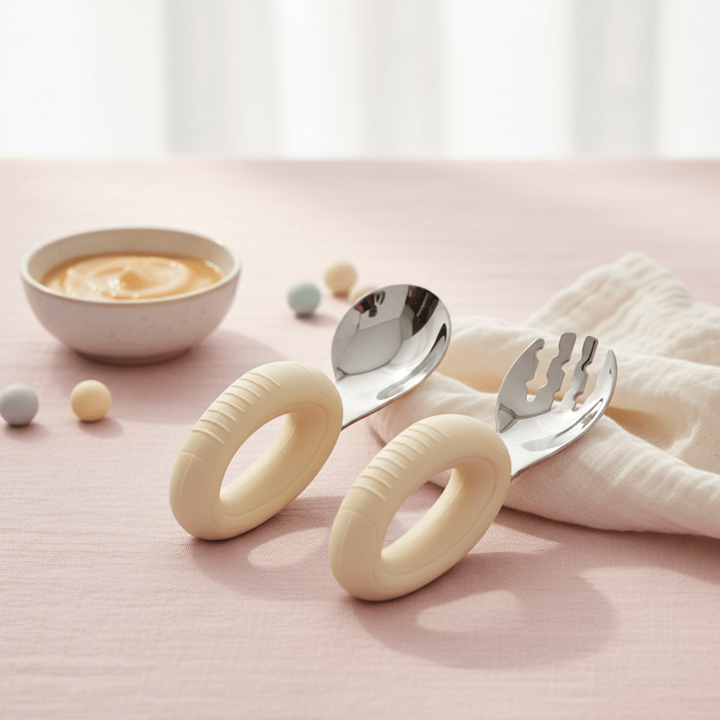 couverts bebe avec poignées grip coloris beige