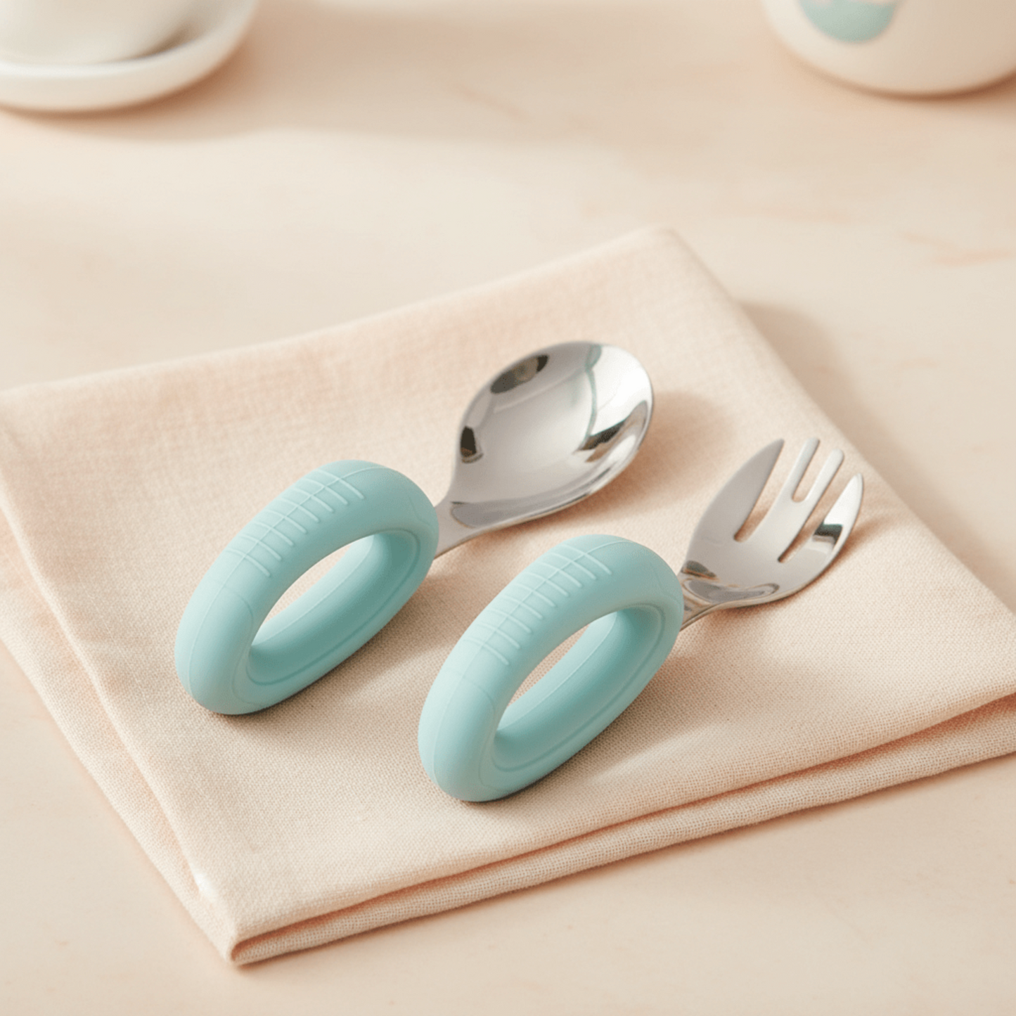 couverts bebe avec poignées grip coloris bleu