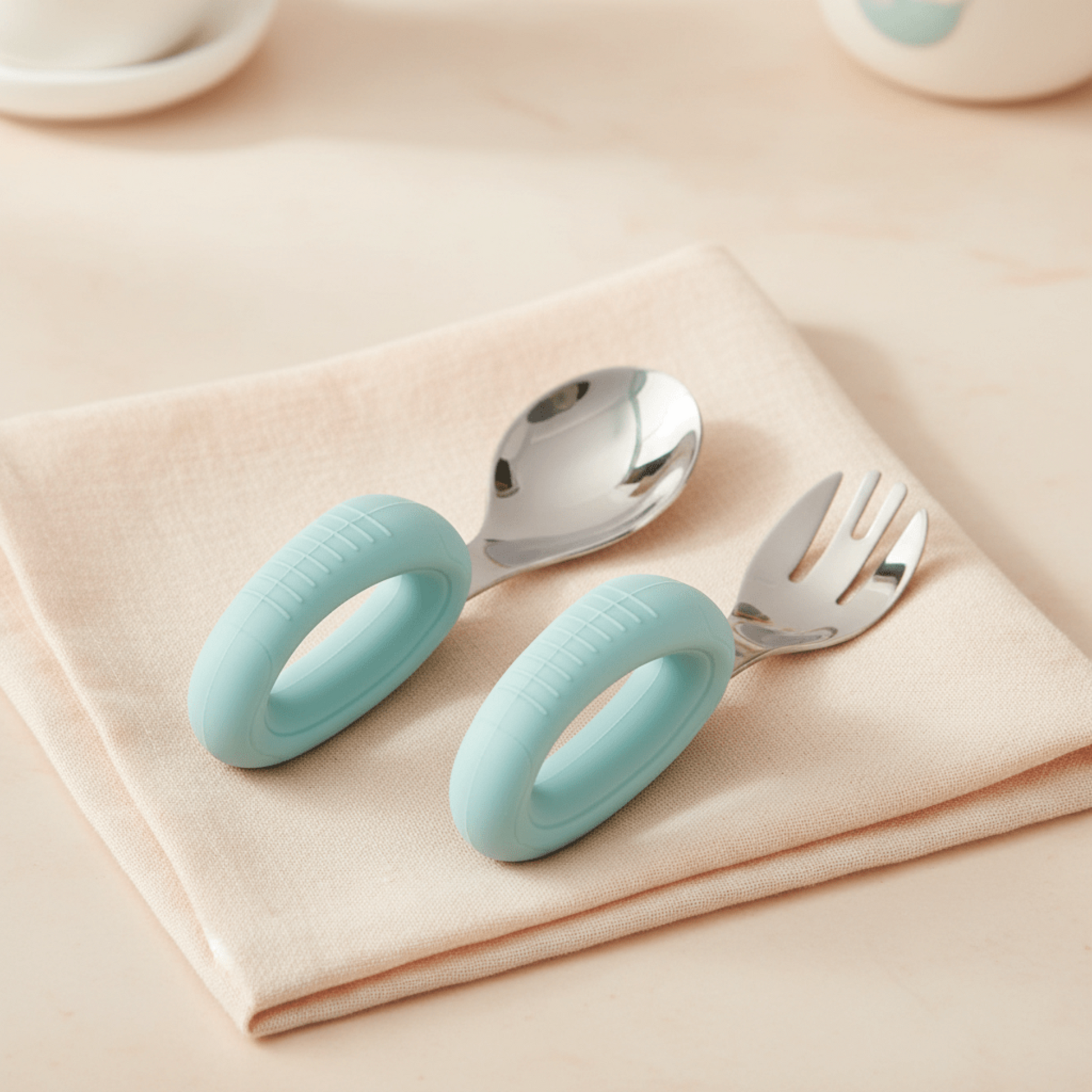 couverts bebe avec poignées grip coloris bleu