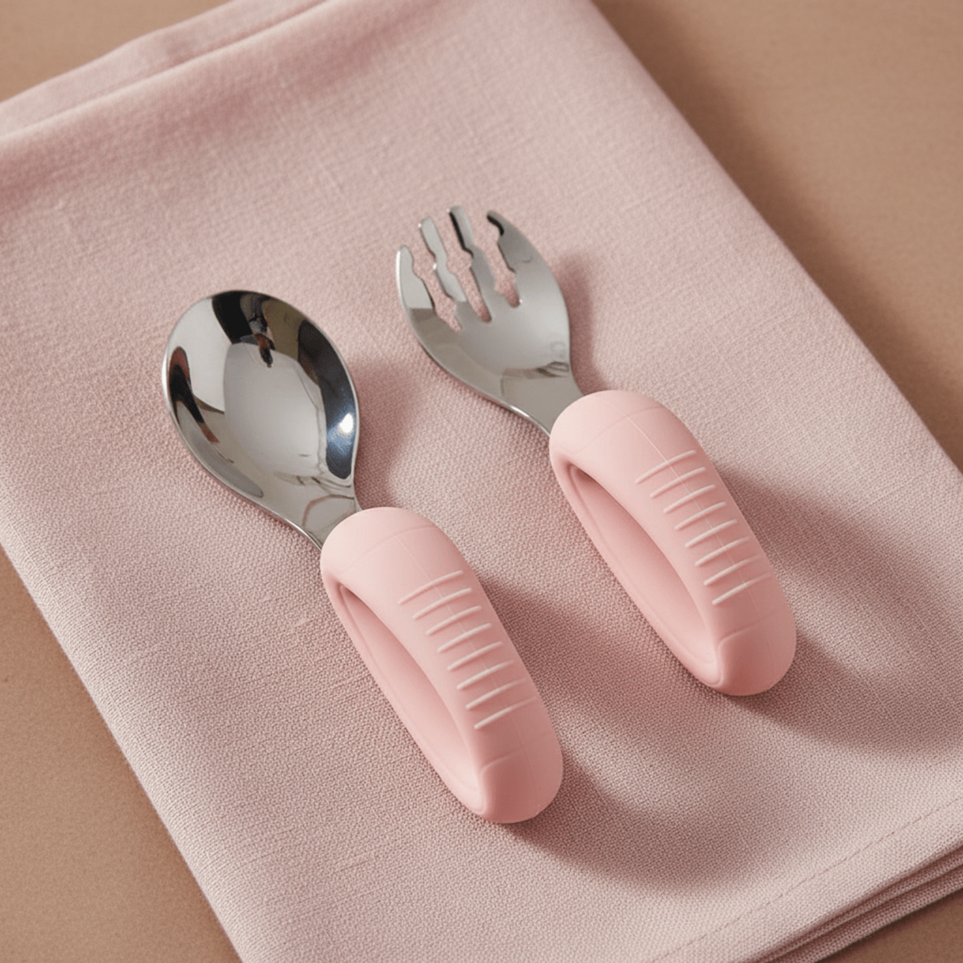 couverts bebe avec poignées grip coloris rose