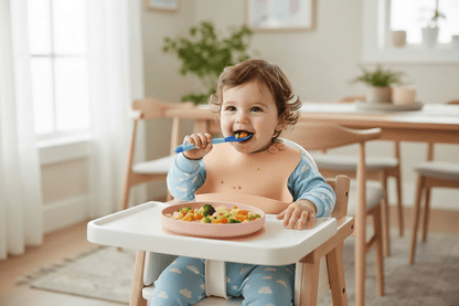 dîner comme un grand avec la cuillère bébé thermosensible bleue