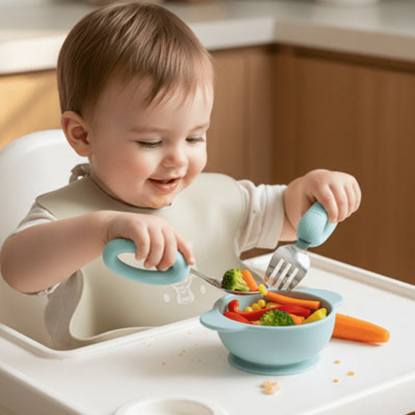 un enfant gère ses couverts bebe avec poignee grip bleu avec ses deux mains