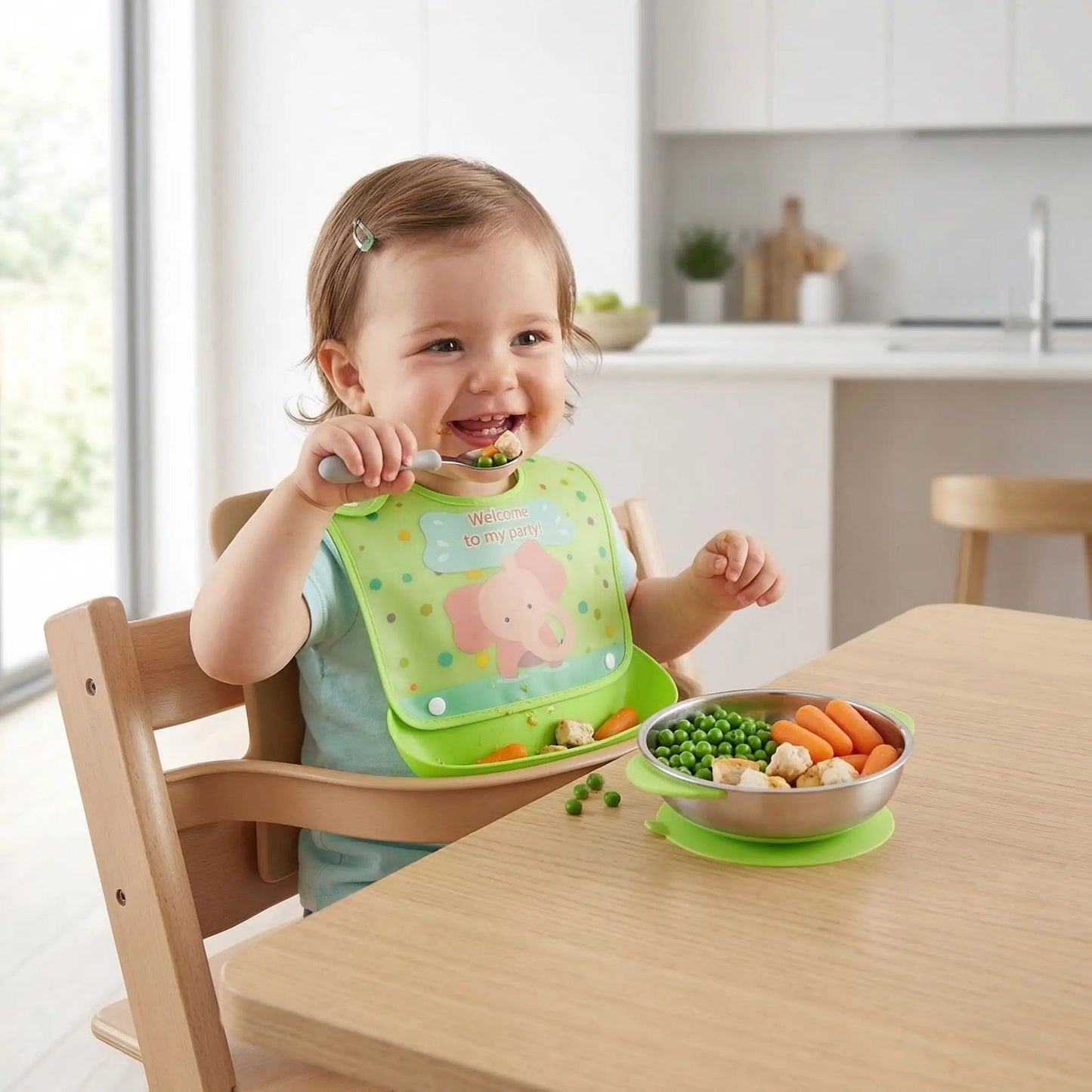 une fillette mange ses légumes en portant le bavoir bebe impermeable poche amovible coloris vert motif elephant