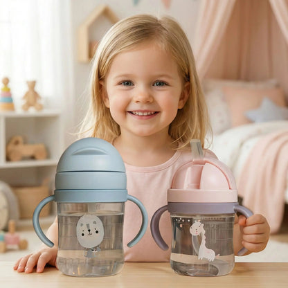 une fillette présente les deux coloris de verre bébé avec paille anti-fuite bleu et rose