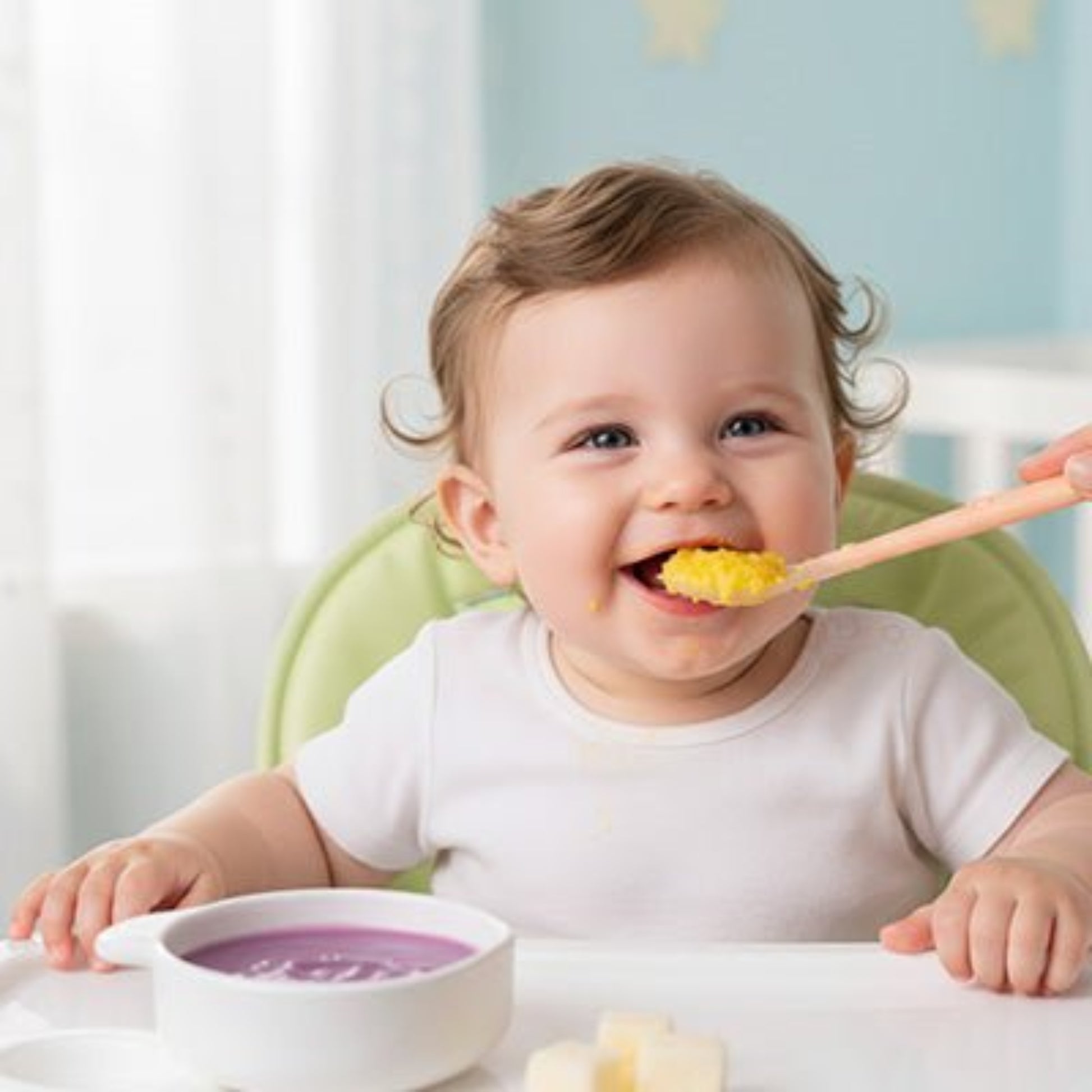 goûter d'un enfant joyeux avec la cuillere bebe en silicone orange