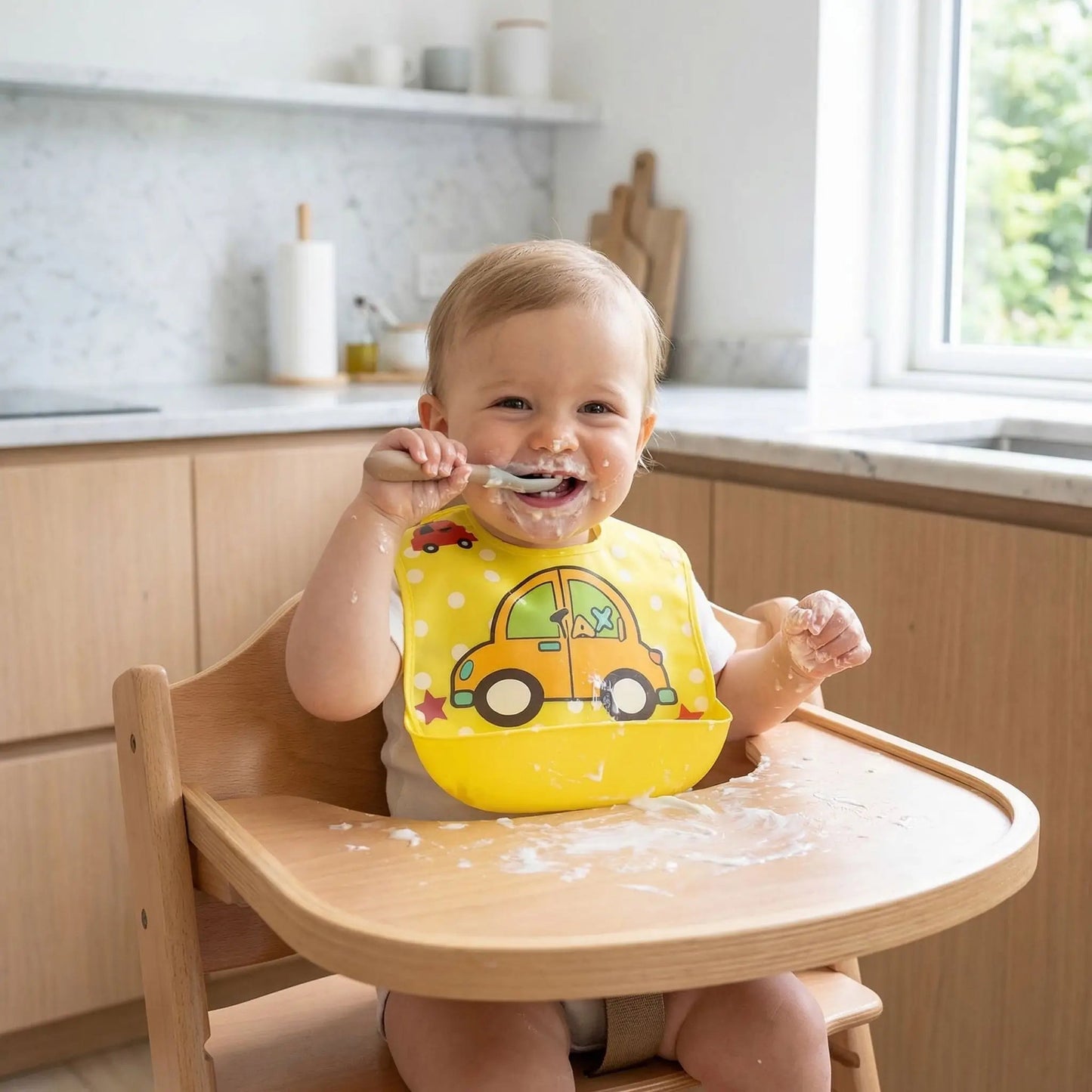 fin du laitage à la cuillre avec le bavoir bebe impermeable et sa poche amovible coloris jaune motif taxi