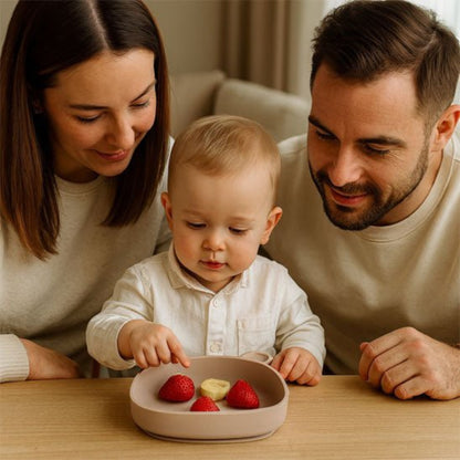un bébé et ses parents font une observation du contenu de l'assiette bébé ventouse coloris beige