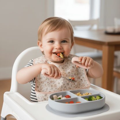 petite fille autonome pour manger  avec ses couverts roses poignée grip