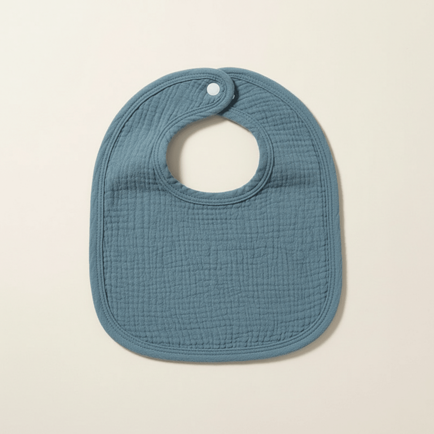 présentaton du bavoir en coton absorbant bleu denim