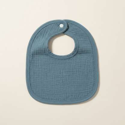 présentaton du bavoir en coton absorbant bleu denim