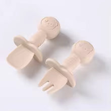 présentation du couvert bébé ergonomique beige