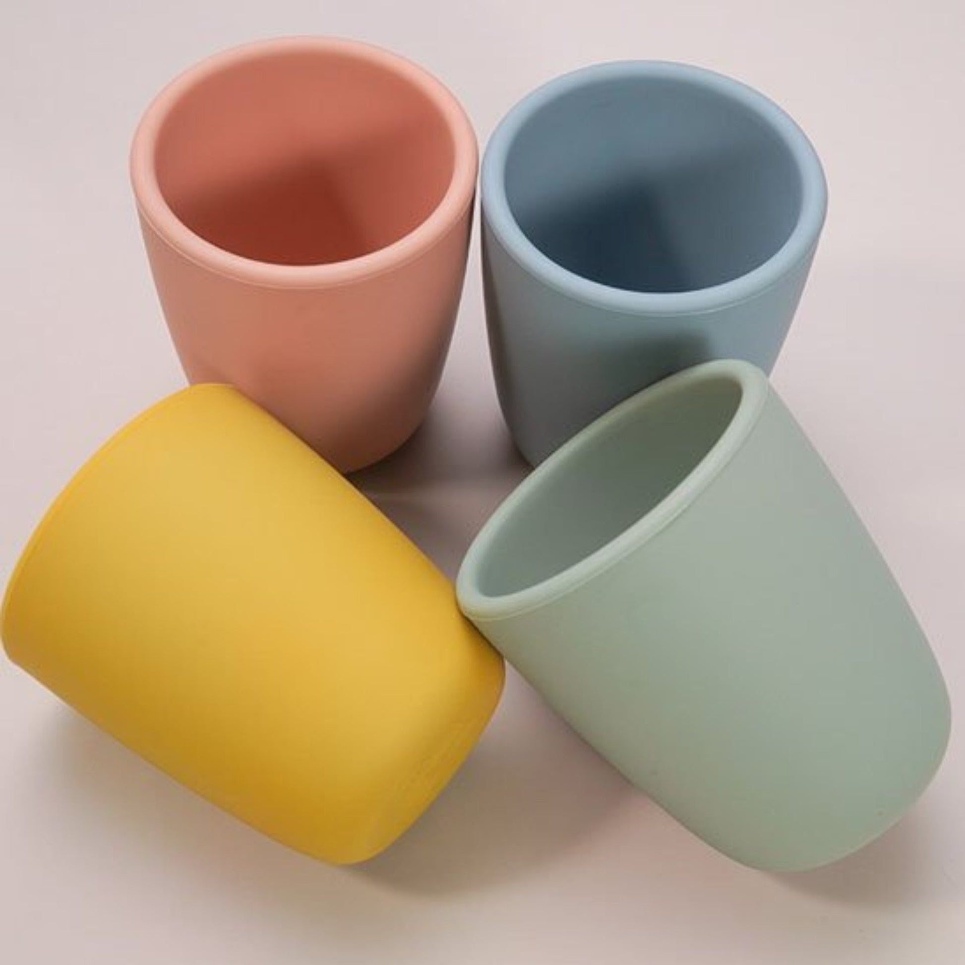 présentation des coloris de verre bebe mini silicone bleu, jaune, rose et vert