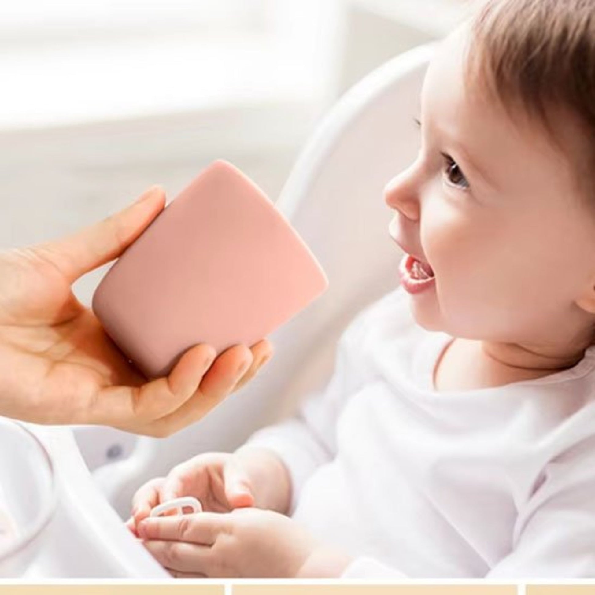 une maman donne à boire à son enfant avec le verre bebe mini silicone rose
